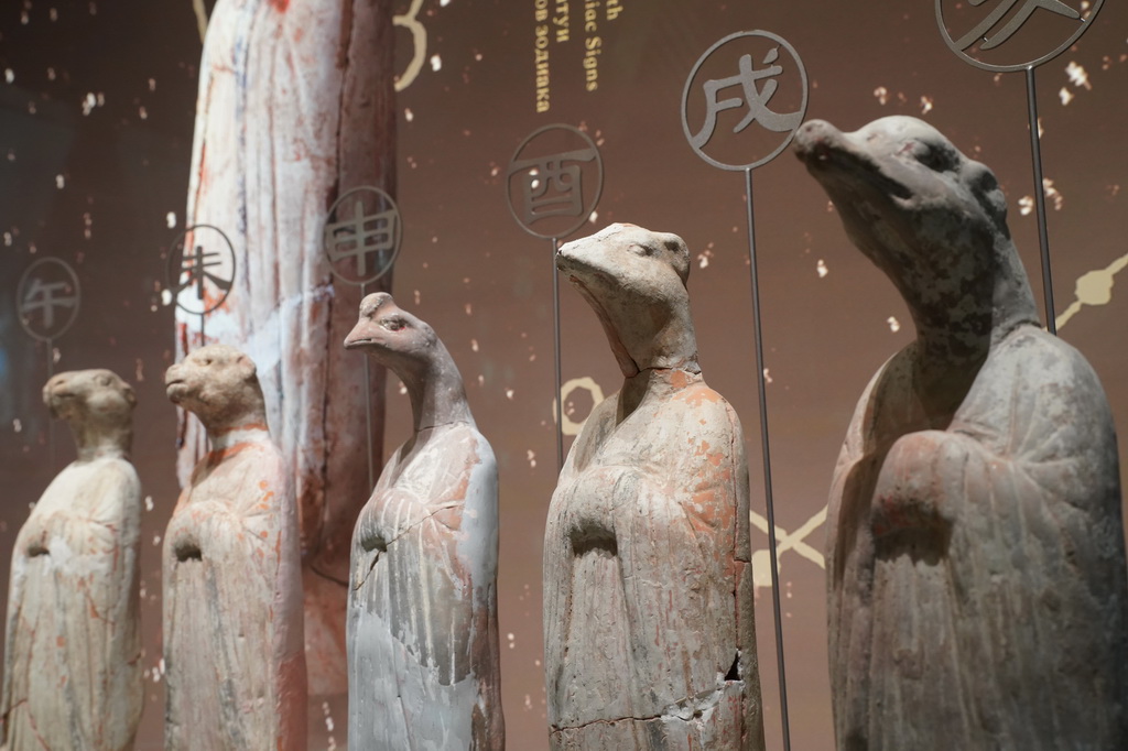 西部机场博物馆展出的唐代文物陶十二生肖俑（2月26日摄）。