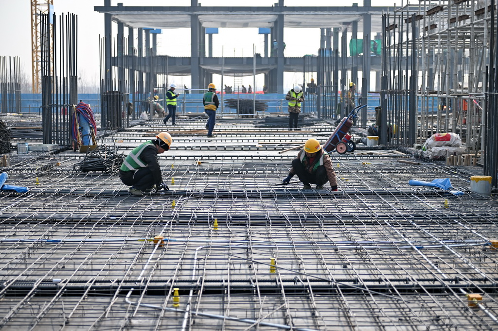 2月27日，中建三局工人在中国矿产资源集团有限公司雄安总部项目建设现场施工。