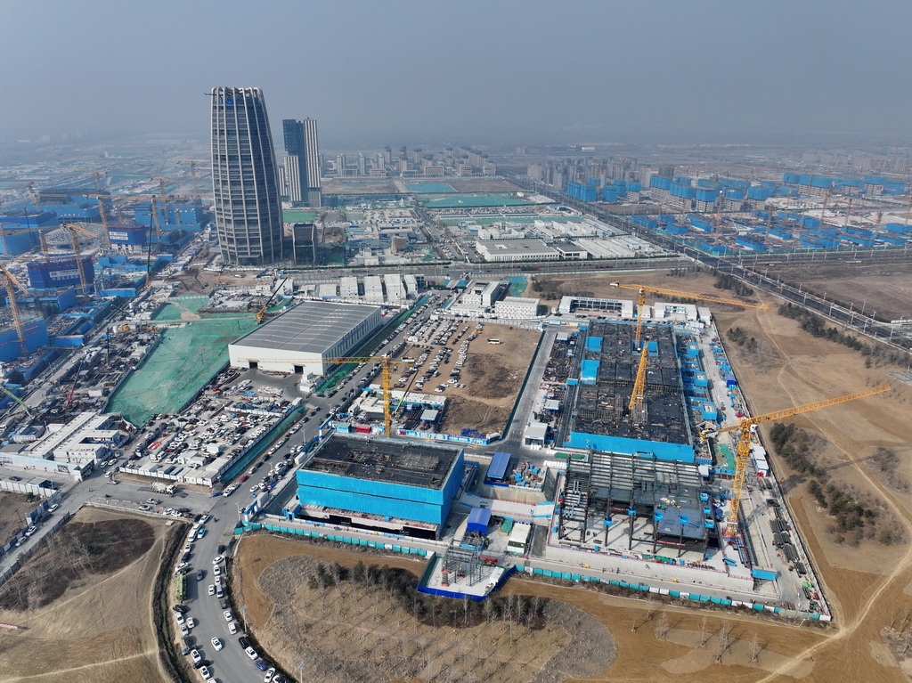 这是由中建三局承建的中国矿产资源集团有限公司雄安总部项目建设现场（2月27日摄，无人机照片）。