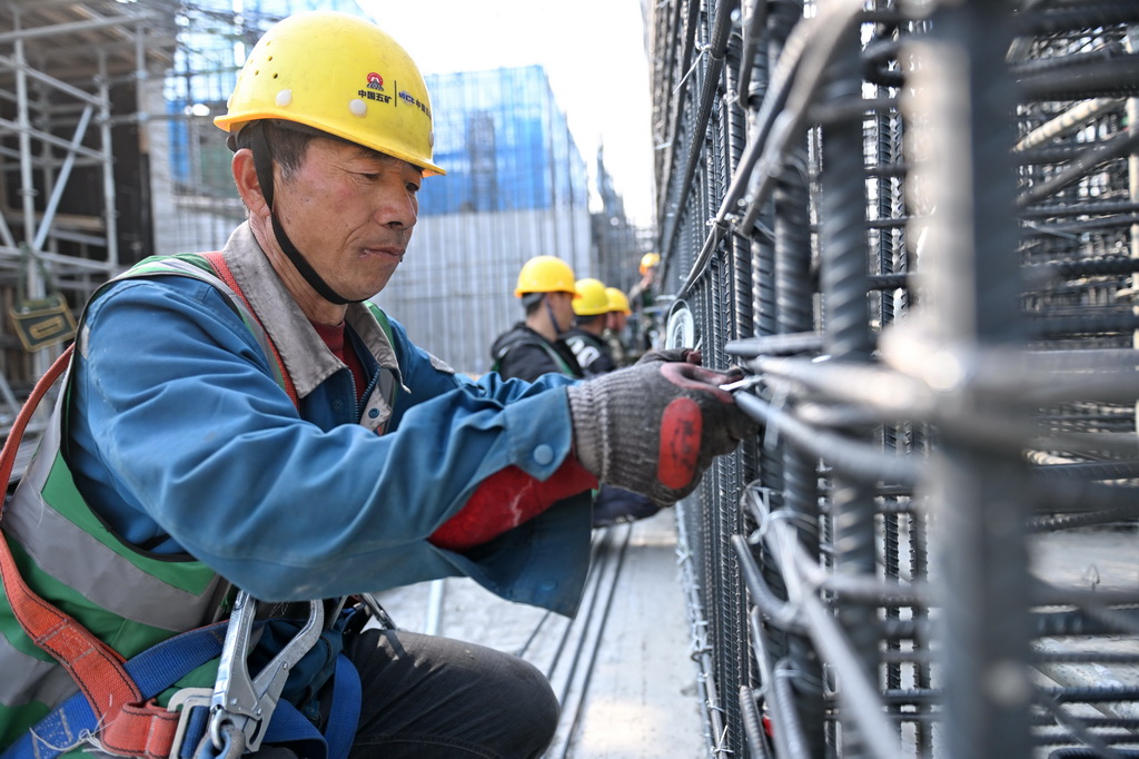 2月27日，中国五冶集团工人在雄安新区起步区第五组团大学城配套一期项目三标段建设现场捆绑钢筋。