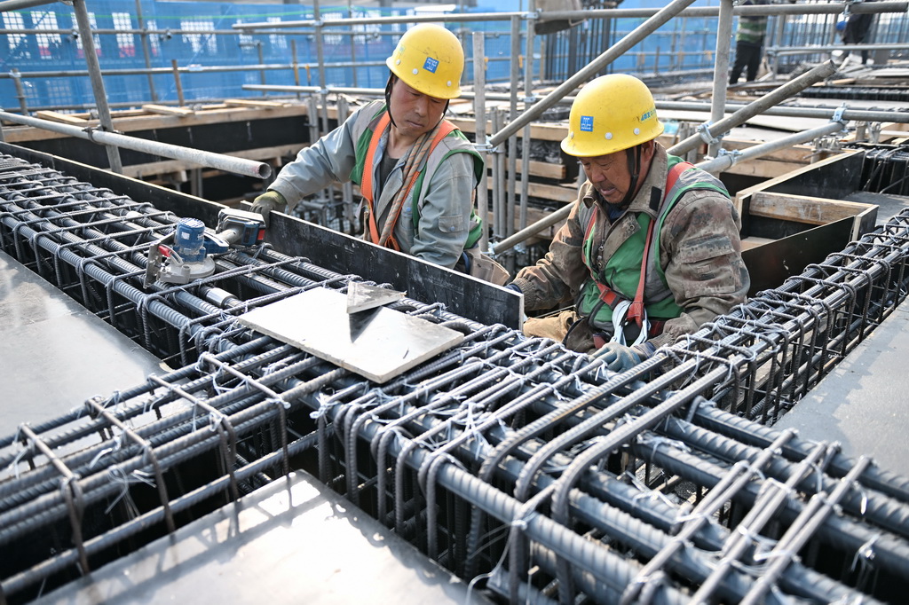 2月27日，中建三局工人在中国矿产资源集团有限公司雄安总部项目建设现场施工。