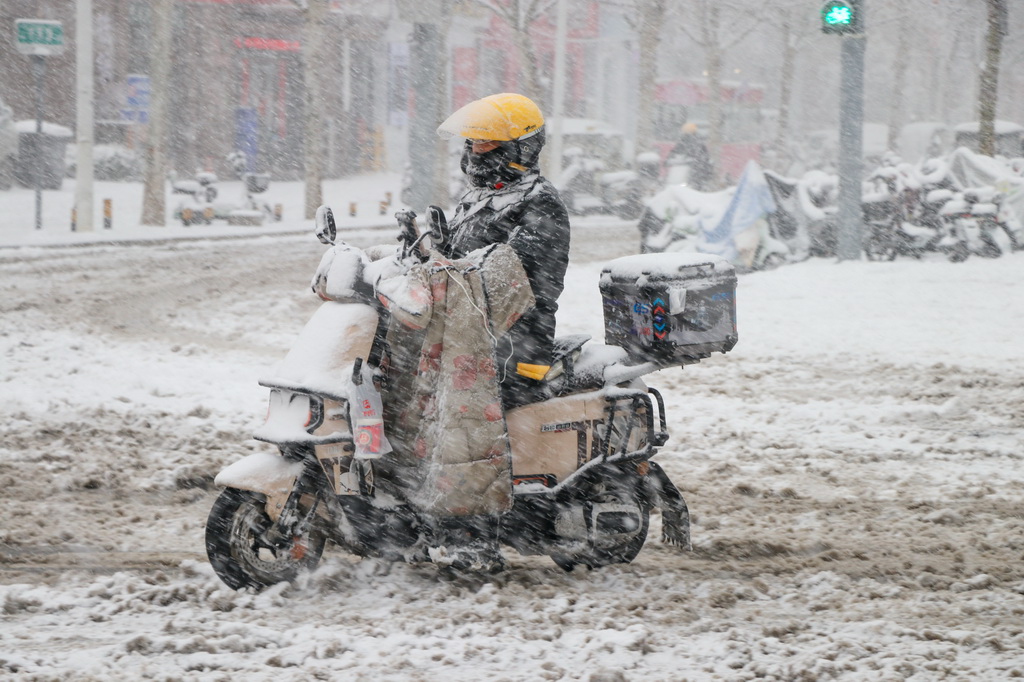 3月2日，山东省济南市街头，一名骑行者冒雪出行。新华社发（徐舟摄）