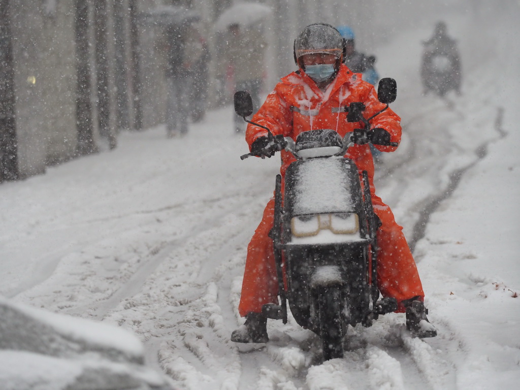 3月2日，山东省济南市街头，人们冒雪出行。新华社发（周青先摄）
