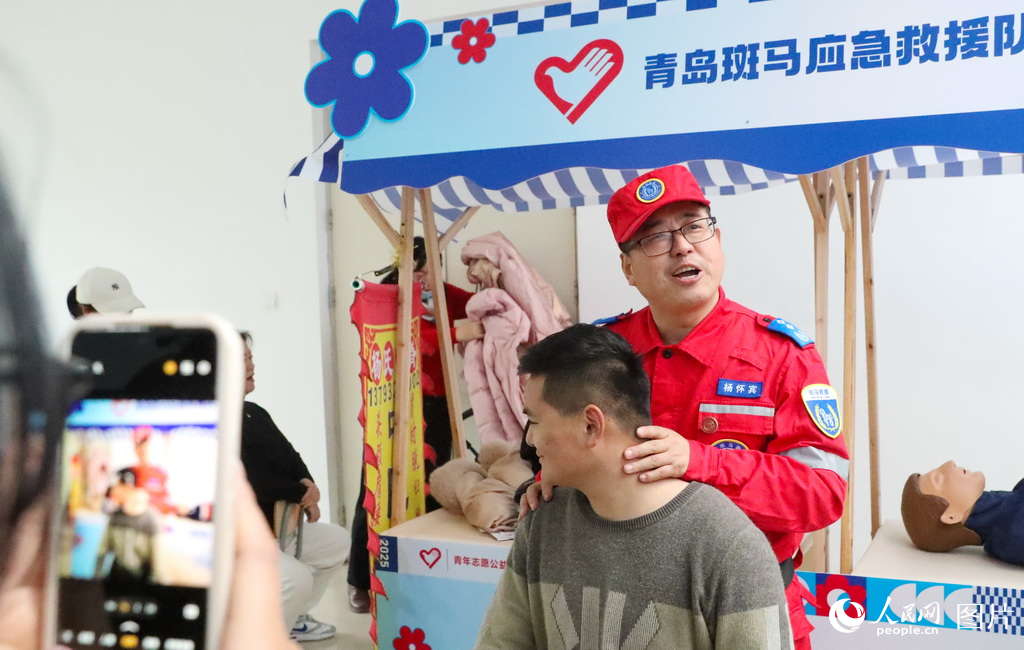 3月2日，青岛斑马应急救援队的队员在给大学生讲解如何缓解疲劳。