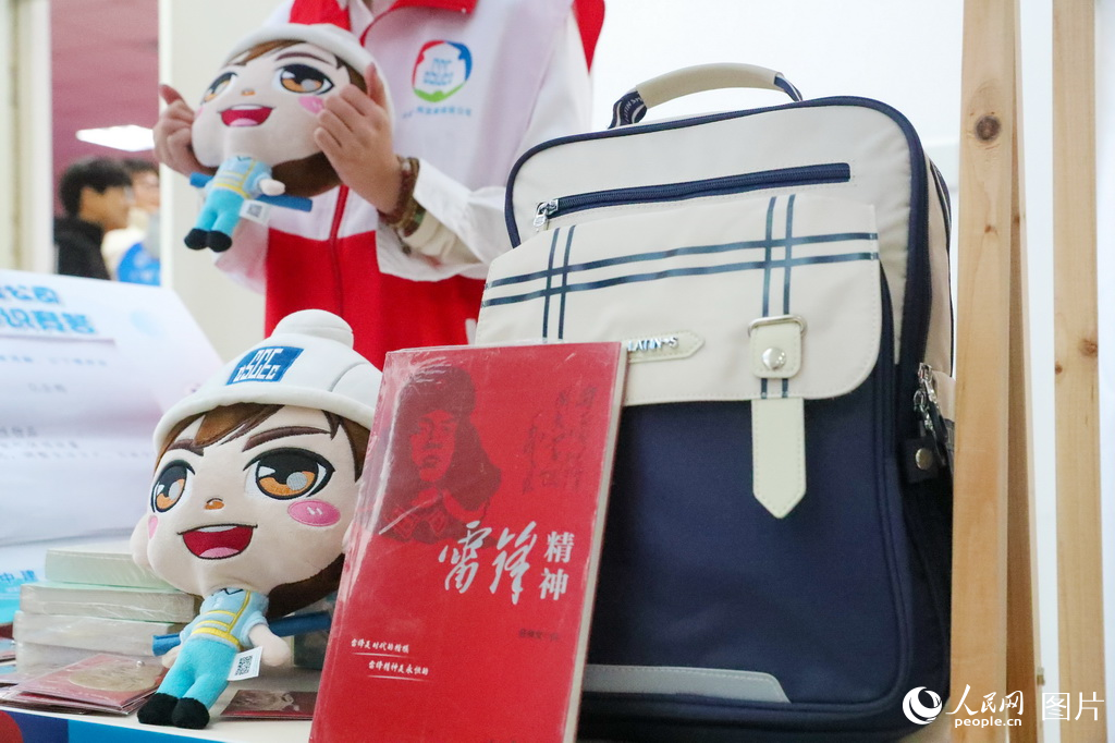 3月2日，中建八局发展建设有限公司的志愿者给贫困儿童准备了书包和学习用品。