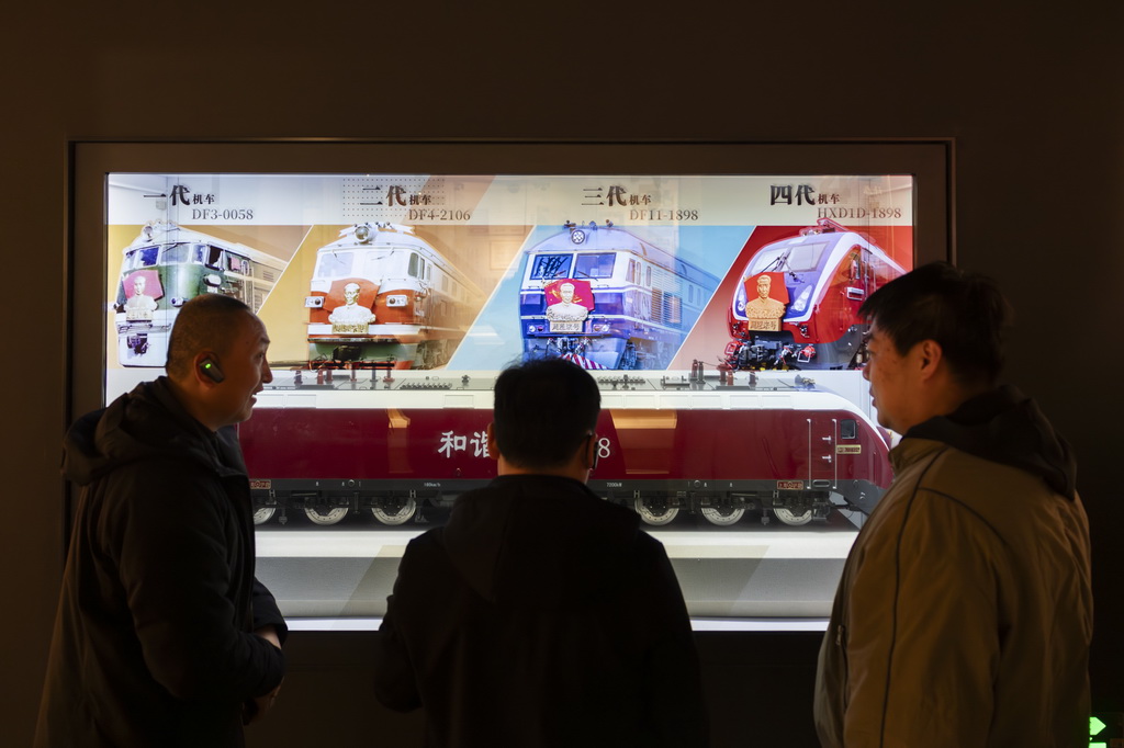 3月4日，观众在“周恩来号”机车展室参观，了解四代机型更迭发展历程。