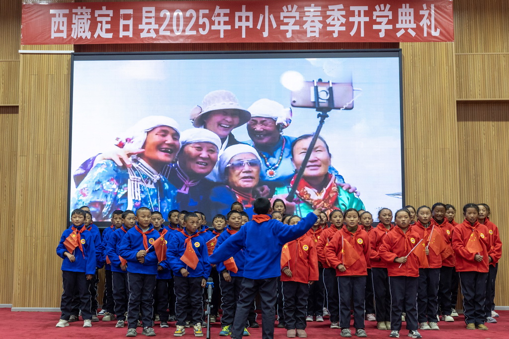 3月5日，来自受灾最严重的定日县长所乡、措果乡、曲洛乡的3所小学的学生在开学典礼上演唱歌曲《同心共筑中国梦》。