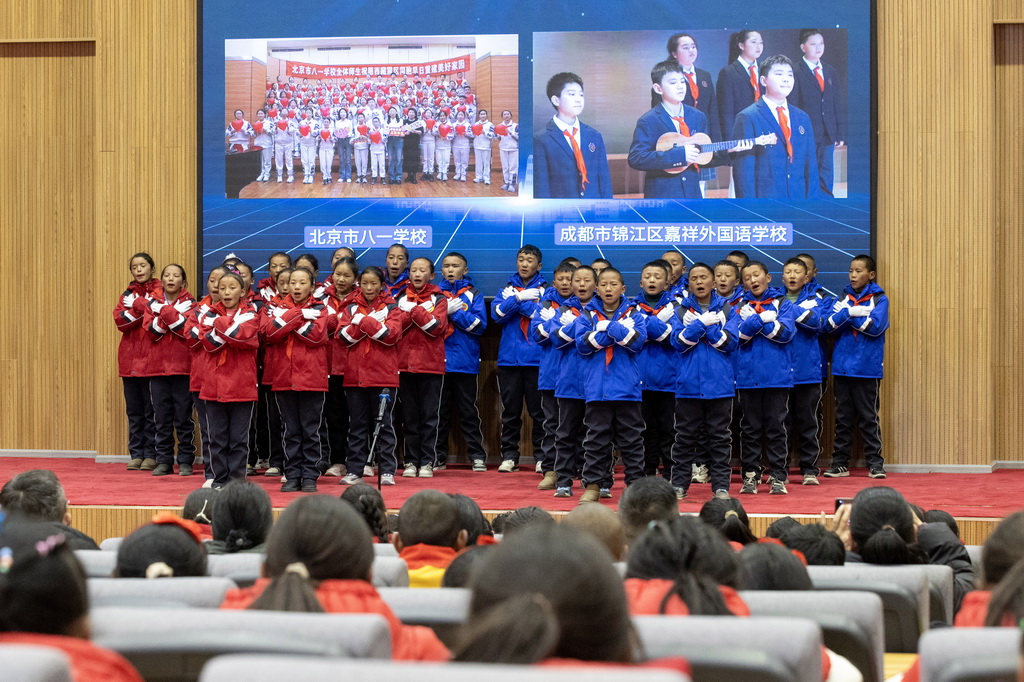 3月5日，来自受灾最严重的定日县长所乡、措果乡、曲洛乡的3所小学的学生在开学典礼上与北京八一学校、重庆嘉祥外国语学校的小朋友“云合唱”。