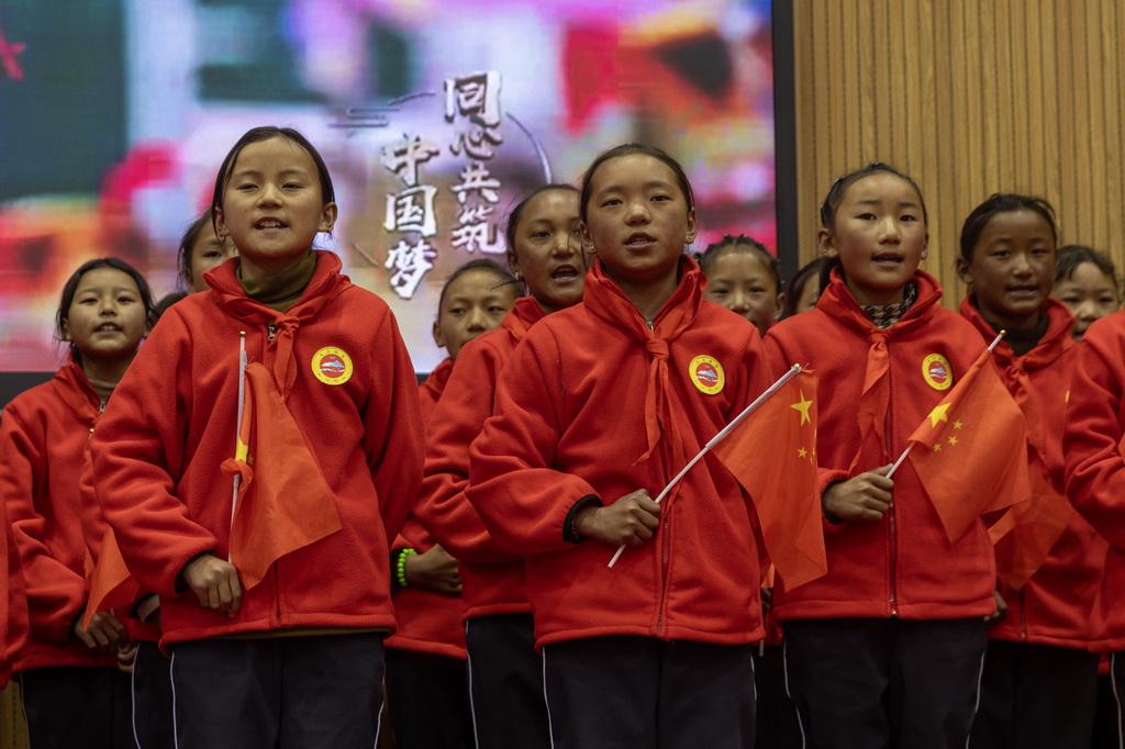 3月5日，来自受灾最严重的定日县长所乡、措果乡、曲洛乡的3所小学的学生在开学典礼上演唱歌曲《同心共筑中国梦》。