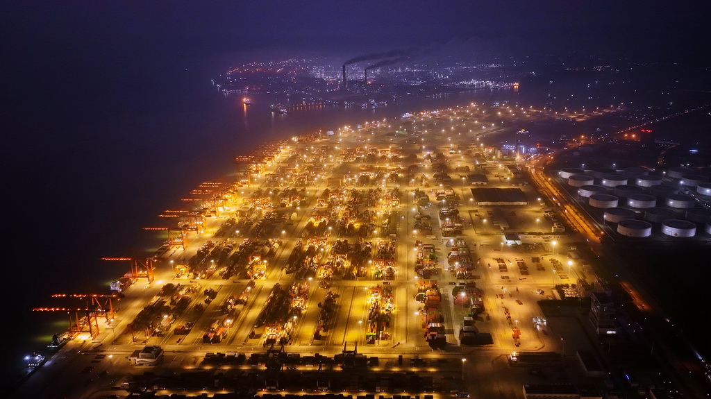 3月4日拍摄的钦州港码头夜景（无人机照片）。