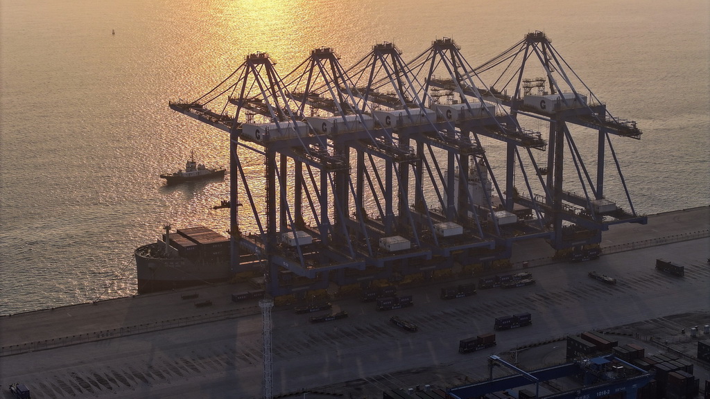 3月4日，一艘海轮在钦州港集装箱自动化码头下卸集装箱（无人机照片）。