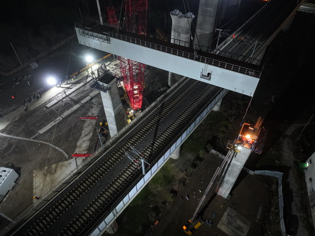 沪宁合高铁跨连镇高铁首跨钢横梁吊装作业现场（3月6日摄，无人机照片）。