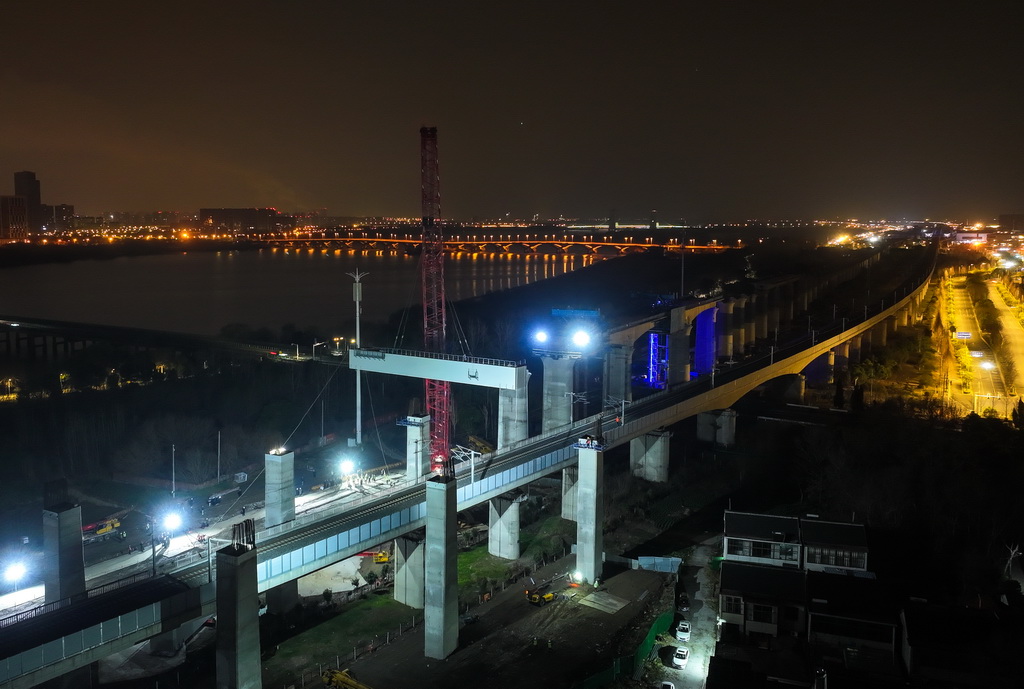 沪宁合高铁跨连镇高铁首跨钢横梁吊装作业现场（3月6日摄，无人机照片）。