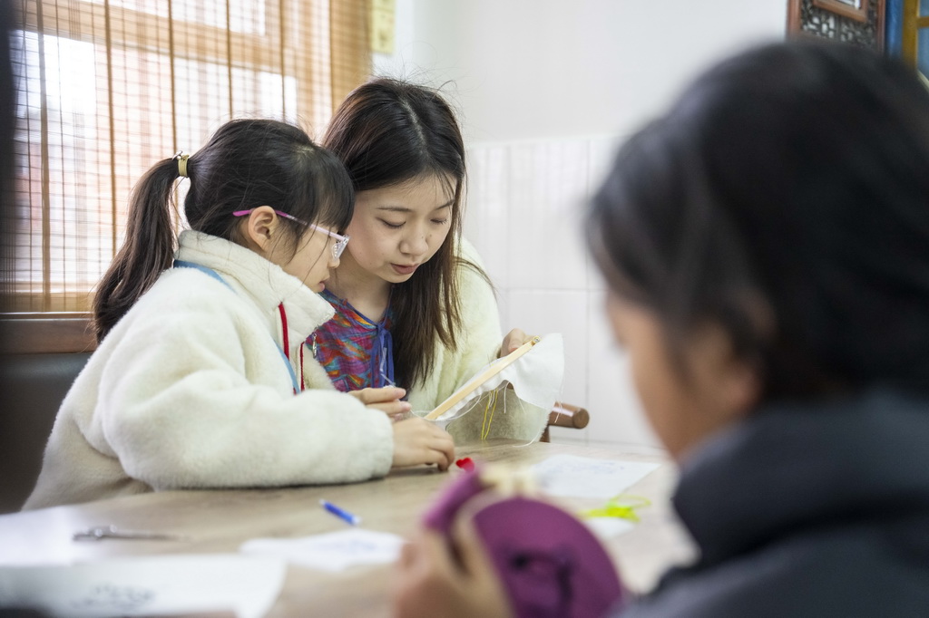 3月6日，桃源刺绣非物质文化遗产代表性传承人肖瑶在桃源县寺坪中学给学生讲解刺绣技艺。