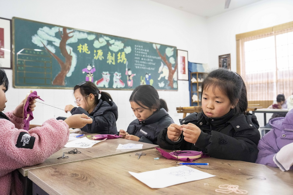 3月6日，在桃源县寺坪中学，学生在练习桃源刺绣。