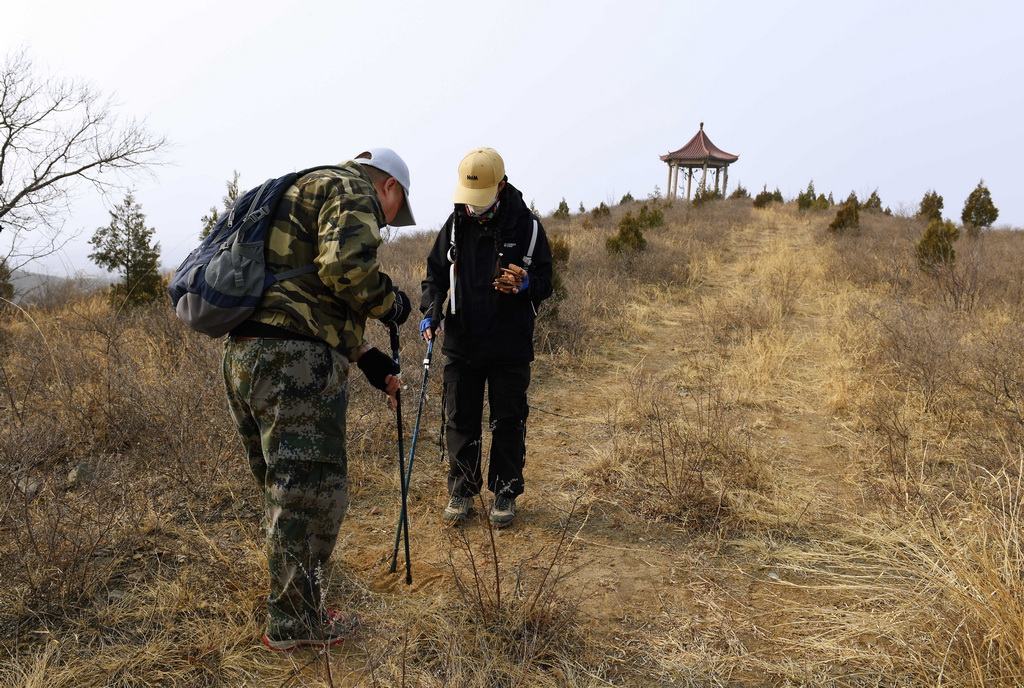 3月11日，在辽宁省朝阳市双塔区，考古人员在调查红山文化遗址。新华社记者 吴青昊 摄