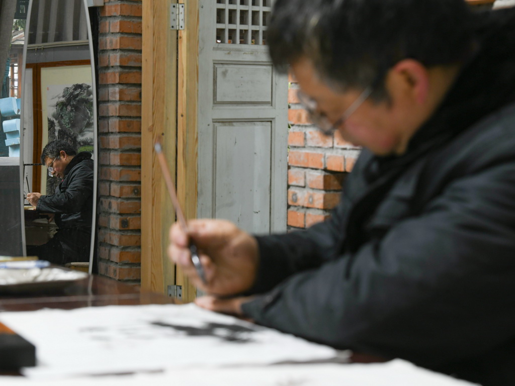 崇州皮影戏非物质文化遗产传承人杨勇在绘制“熊猫抱竹”设计草图（3月6日摄）。新华社记者 王曦 摄