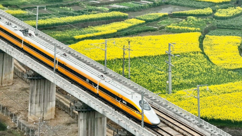 3月13日，高速综合检测列车行驶在渝厦高铁重庆段（无人机照片）。新华社发（谭志鹏 摄）
