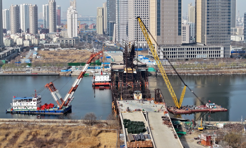 这是3月13日拍摄的位于天津市滨海新区的安阳桥施工现场（无人机照片）。