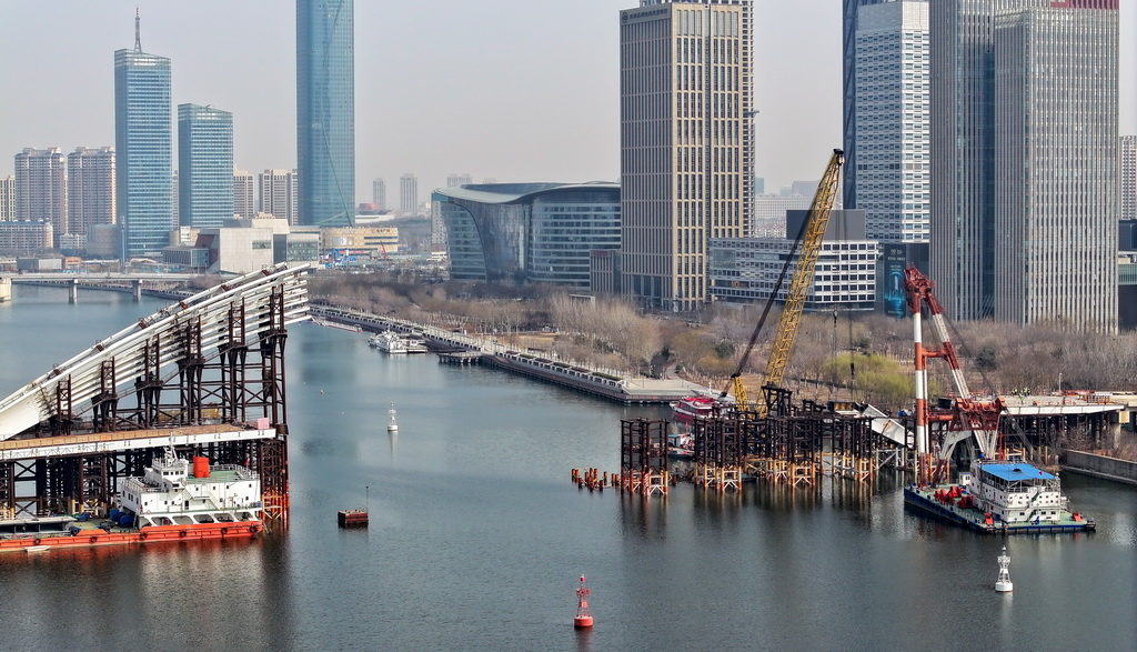 这是3月13日拍摄的位于天津市滨海新区的安阳桥施工现场（无人机照片）。