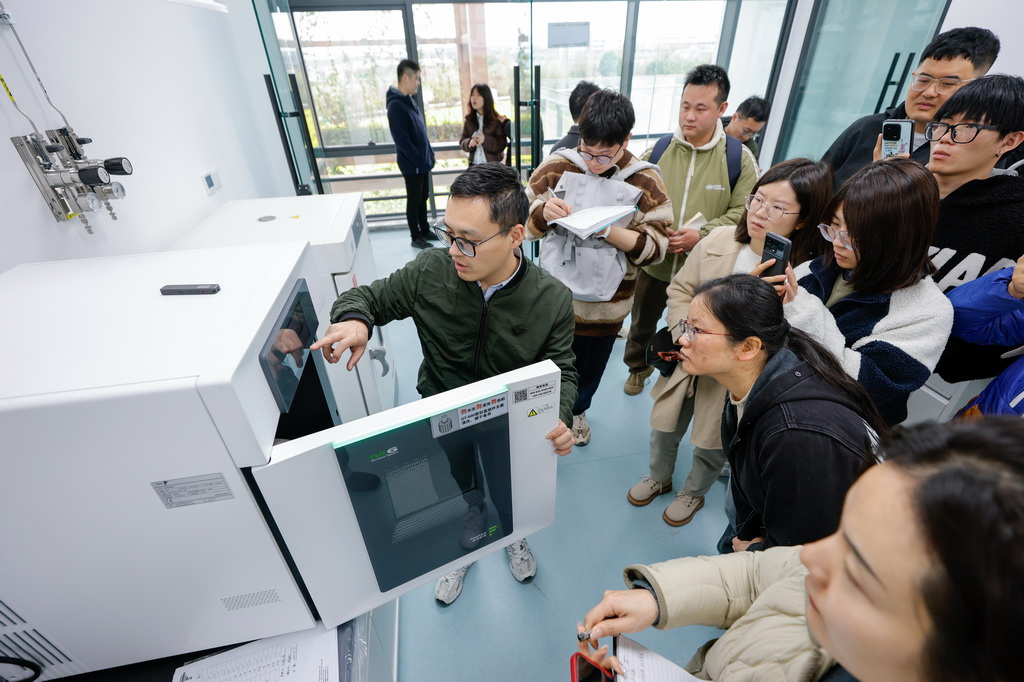 3月13日，在位于四川成都彭州市的中国南方蔬菜种业创新中心的植物营养实验室，四川省农业科学院的研究生在参观学习。