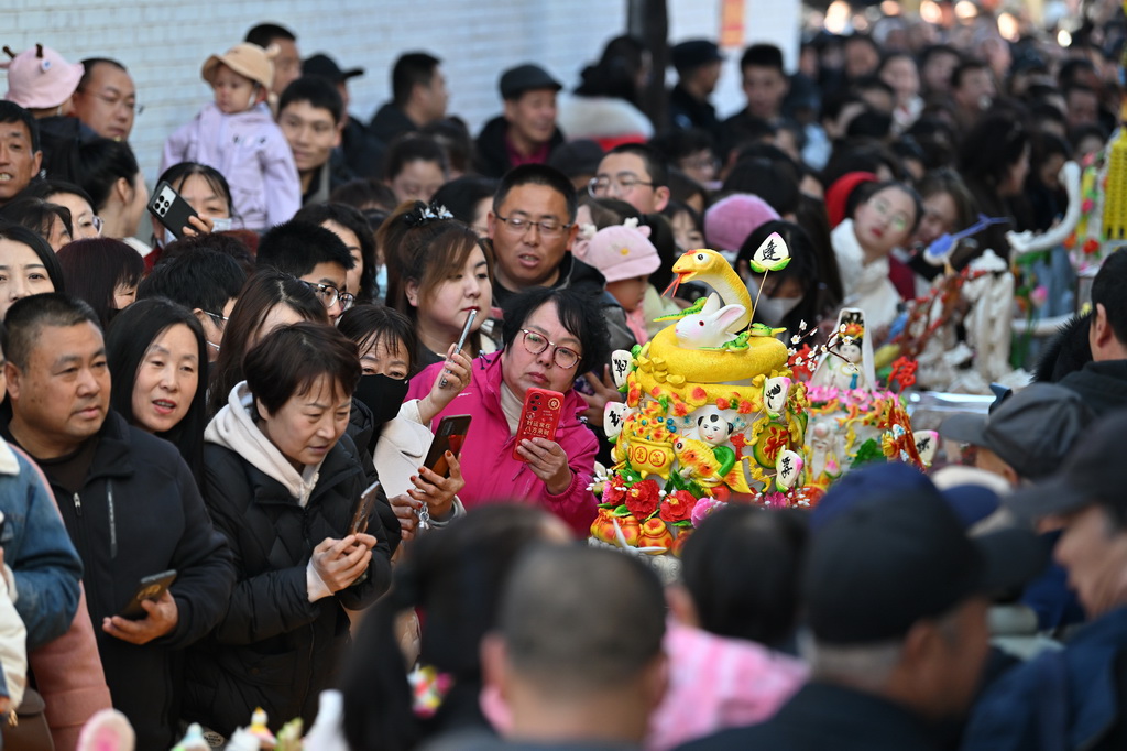 3月18日，在山西省岚县岚城镇，人们欣赏面塑作品。