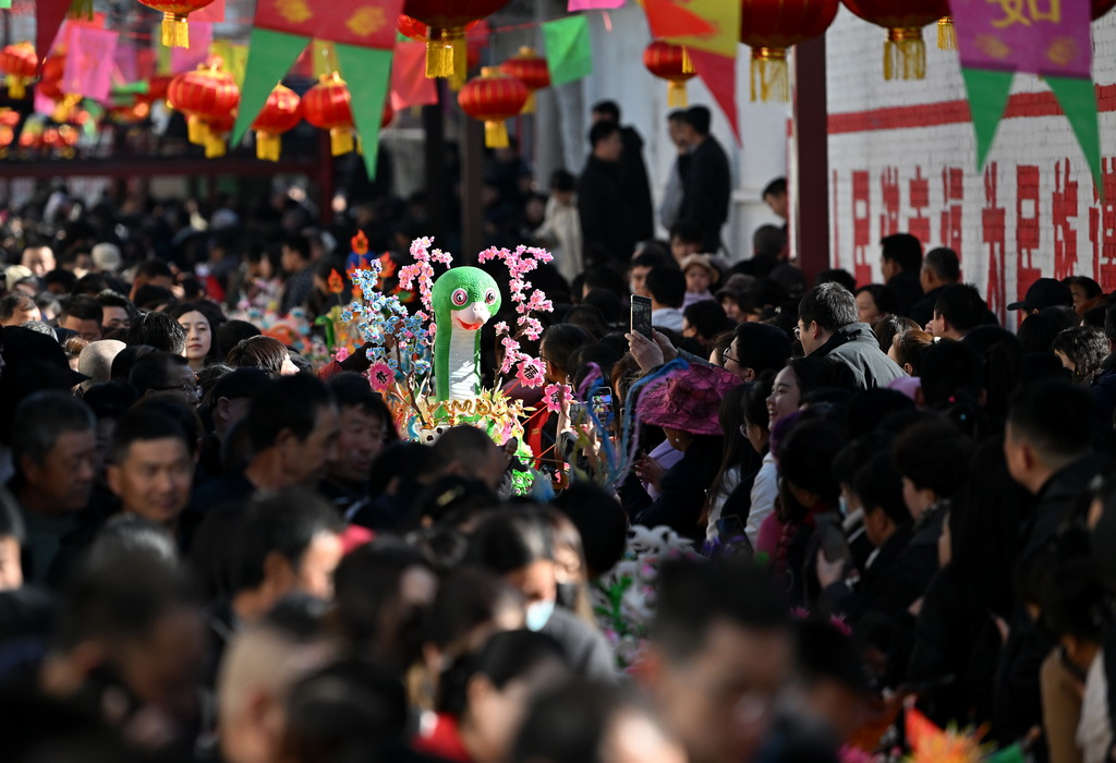 3月18日，在山西省岚县岚城镇，人们欣赏面塑作品。