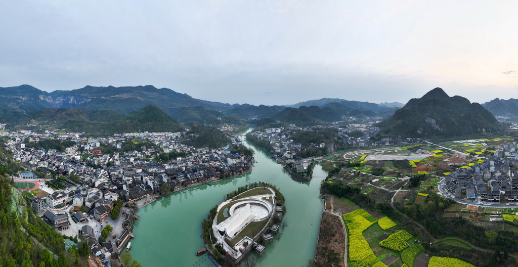 清水江穿流而过，左侧是湖南边城镇，右侧是重庆洪安镇（3月18日摄，无人机照片）。