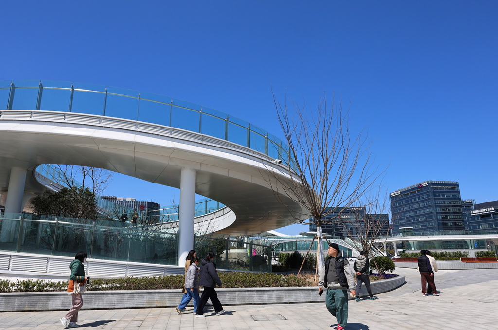 3月19日，市民走在滴水湖公交枢纽环形步道下。