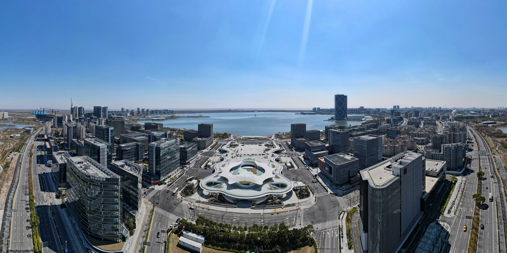 这是3月19日拍摄的滴水湖公交枢纽（无人机全景照片）。