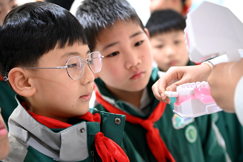 3月20日，陕西省西安市新城区通济坊小学的学生在西安交通大学口腔医院口腔科普教育基地学习正确的刷牙方法。新华社记者 李一博 摄