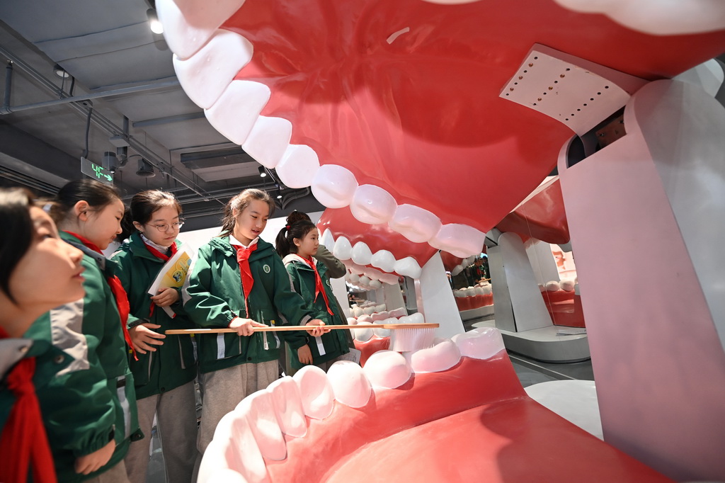 3月20日，陕西省西安市新城区通济坊小学的学生在西安交通大学口腔医院口腔科普教育基地学习正确的刷牙方法。新华社记者 李一博 摄