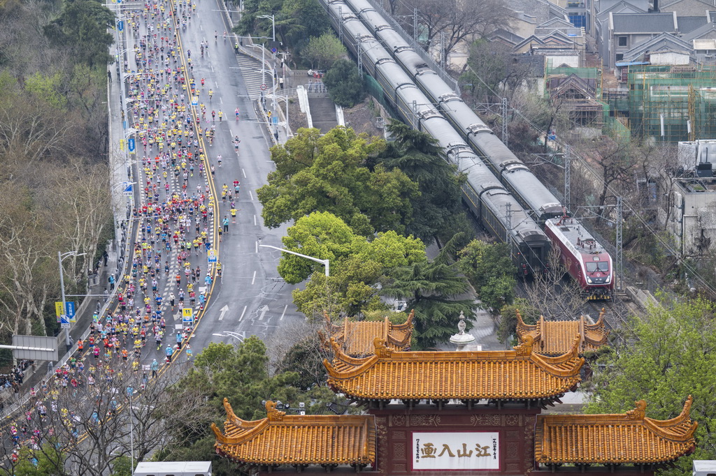 2025武汉马拉松鸣枪起跑