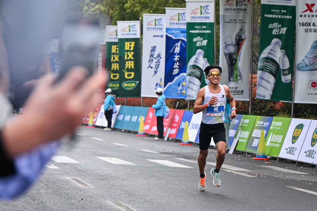 3月23日，中国选手何杰在比赛中。最终，他获得马拉松男子组国内选手第一名，并打破中国男子组赛会纪录。新华社记者 杜子璇 摄