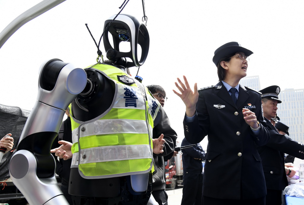 青岛：警用机器人亮相普法宣传周