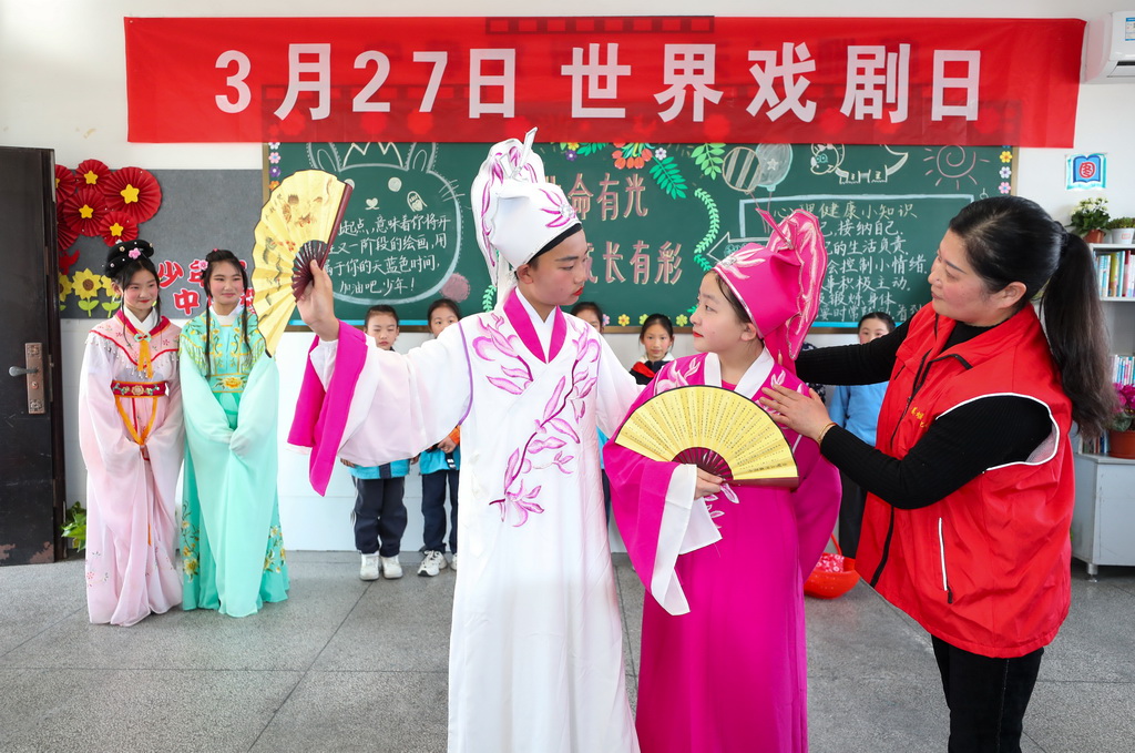 3月25日，在江苏省泰州市姜堰区城西学校教育集团城西小学校区，戏曲老师指导学生练习戏曲基本动作。新华社发（周社根摄）