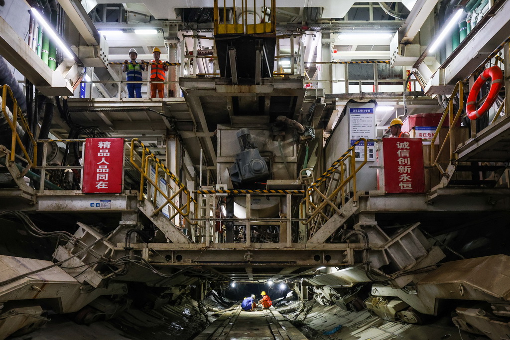 3月26日，中铁十四局施工人员在开挖直径达14.57米的“永平号”盾构机上工作。