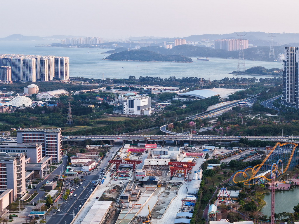 位于汕头湾北端的汕汕高铁汕头湾海底隧道施工现场（3月25日摄）。