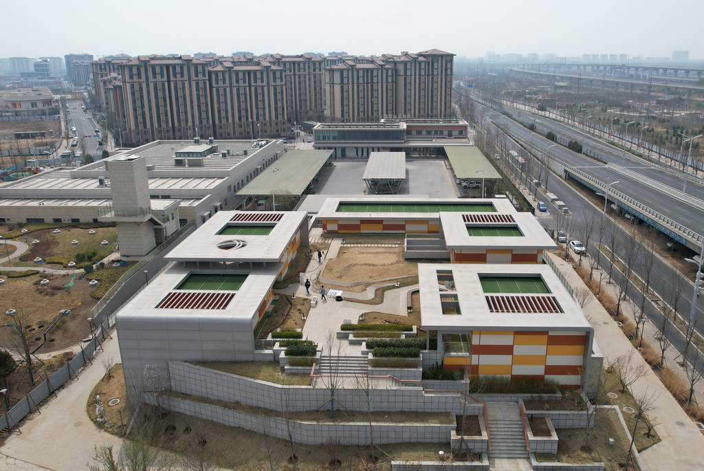 3月26日，工人在雄安新区河谷110千伏廊桥翠谷变电站院内工作（无人机照片）。新华社记者 杨世尧 摄