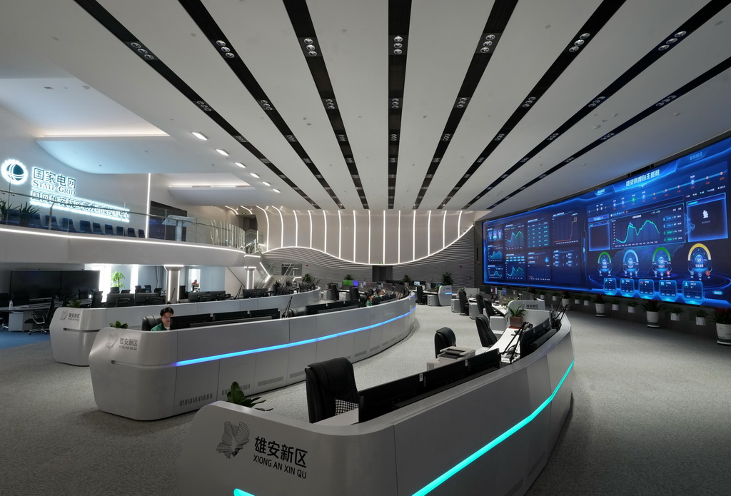 3月26日，国网雄安新区供电公司员工在电力调度大厅工作。新华社记者 杨世尧 摄