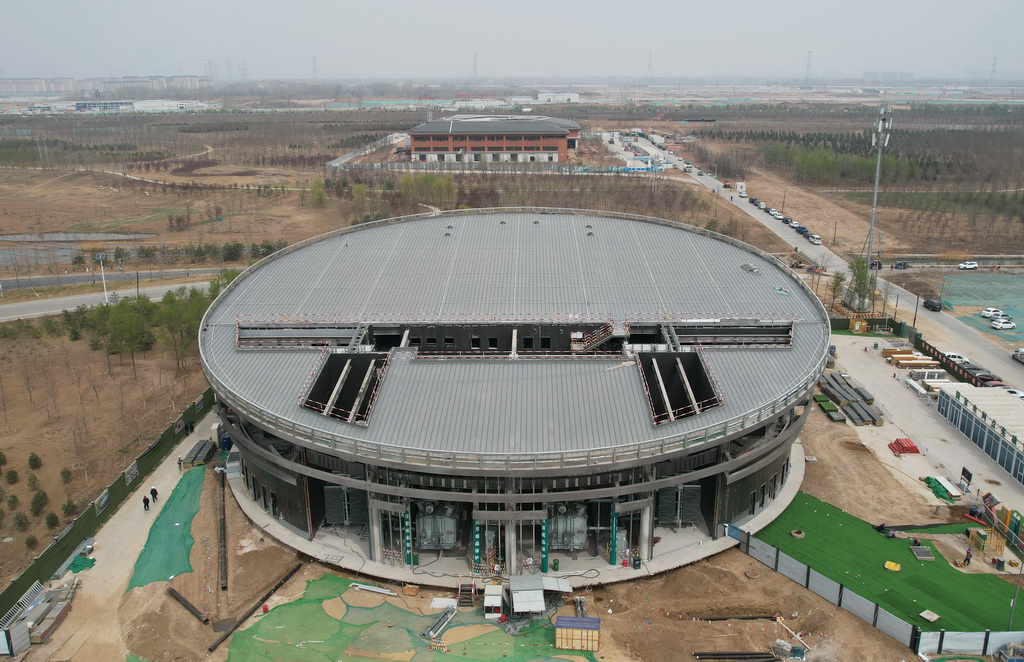 3月26日，工人在国网雄安新区复兴220千伏变电站建设工地施工（无人机照片）。新华社记者 杨世尧 摄