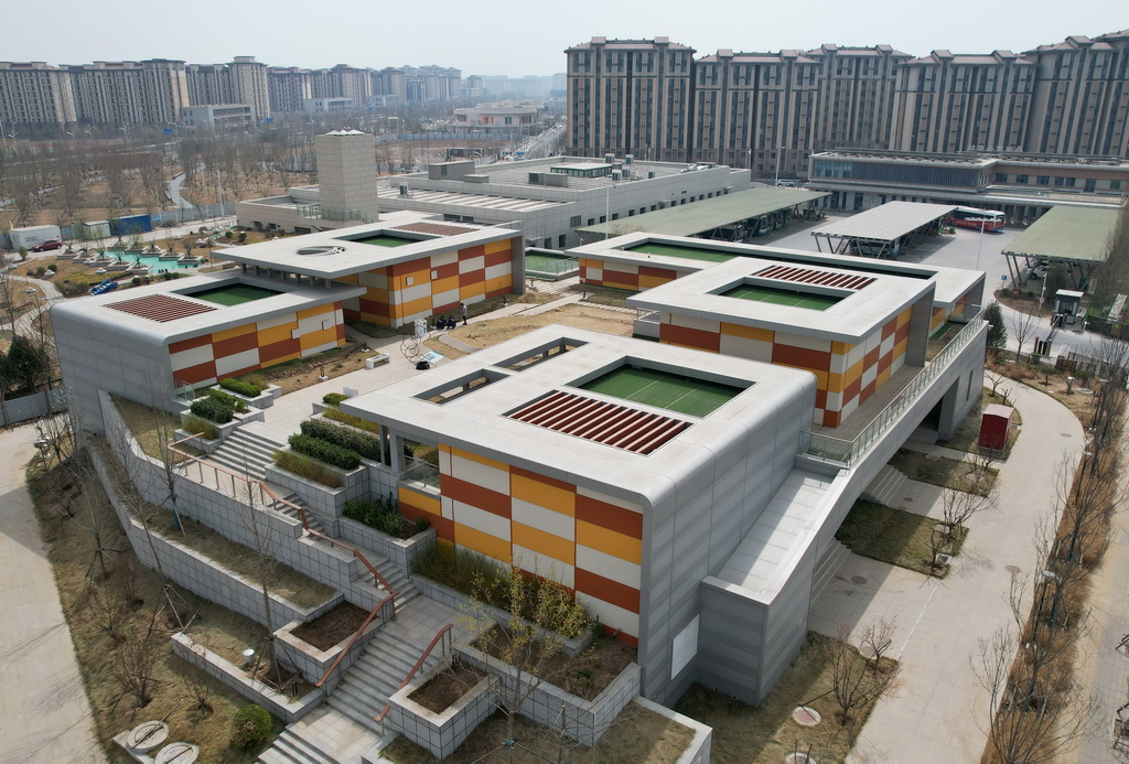 3月26日，工人在雄安新区河谷110千伏廊桥翠谷变电站院内工作（无人机照片）。新华社记者 杨世尧 摄