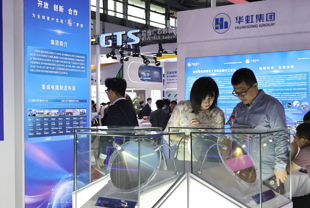 3月26日，参观者在一组晶圆产品展柜前驻足观看。
