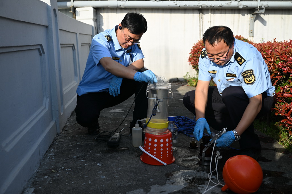 3月25日，扬州市江都生态环境局工作人员在引水上游取样监测。新华社记者 季春鹏 摄