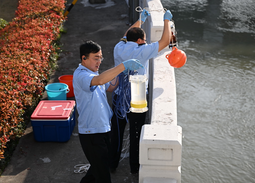 3月25日，扬州市江都生态环境局工作人员在引水上游取样监测。新华社记者 季春鹏 摄
