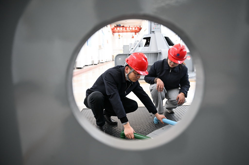 3月25日，江都水利枢纽工作人员在抽水站检查主机泵冷却循环水工作情况。新华社记者 季春鹏 摄