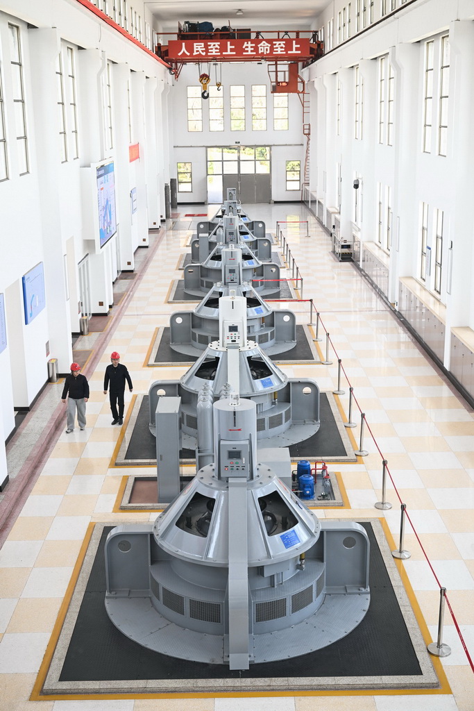 3月25日，江都水利枢纽工作人员在抽水站主机层巡视检查。新华社记者 季春鹏 摄
