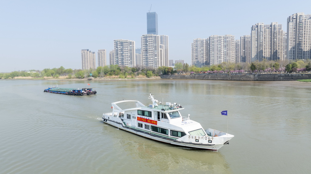 3月26日，江都水政执法人员驾驶执法艇在南水北调东线源头水域开展巡河工作（无人机照片）。新华社发（郁兴 摄）