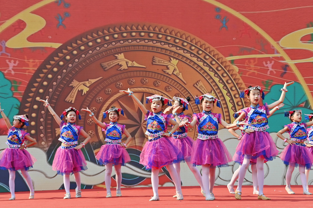 3月27日，孩子们在广西南宁市民族大道东段小学表演传统舞蹈。新华社记者 周华 摄