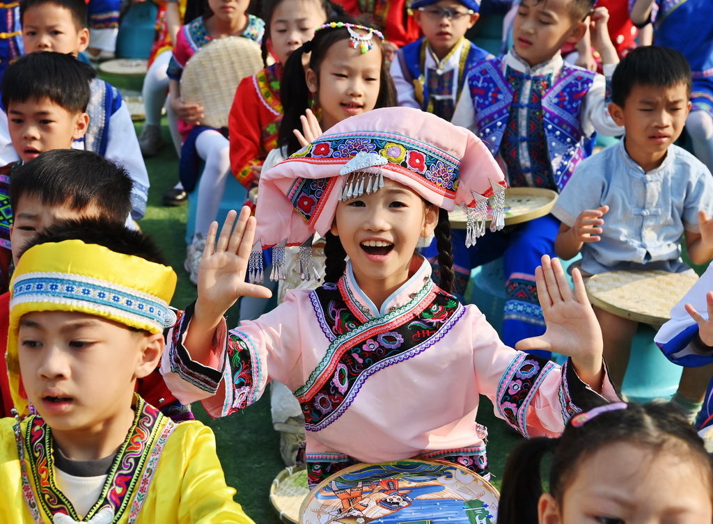 3月27日，孩子们在广西南宁市民族大道东段小学唱山歌。新华社记者 周华 摄